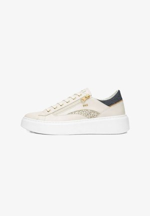 Witte platform sneaker met gouden ritssluiting en glinsterdetail, donkerblauw hielstuk en witte zool.
