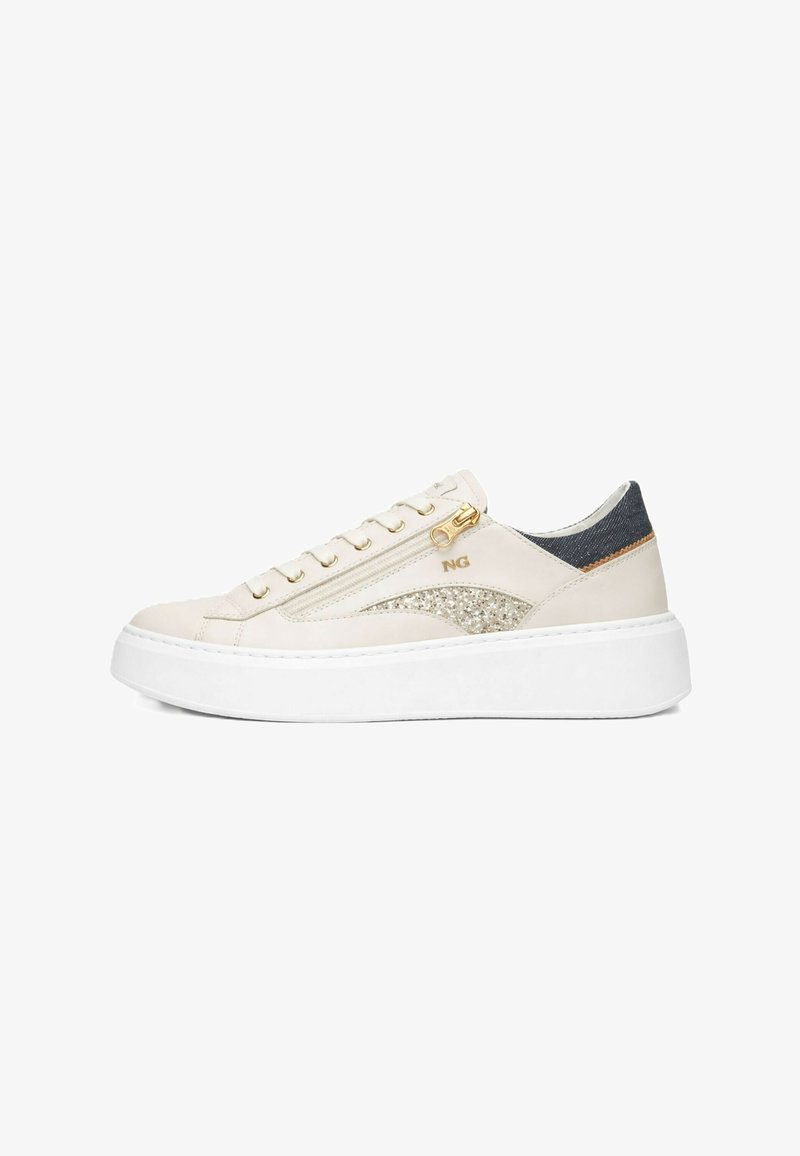 Basket plateforme blanche avec fermeture éclair dorée et détail pailleté, languette de talon bleu marine et semelle blanche.