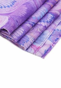 Sciarpa viola realizzata in tessuto leggero, caratterizzata da un motivo floreale con accenti blu e rosa. Piegata con una superficie morbida e strutturata.