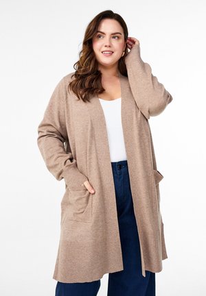 Cardigan beige clair en tissu doux, avec une ouverture sur le devant, des manches longues et deux poches avant.