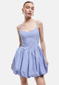 Blau-weißer gestreifter Minikleid mit tailliertem Oberteil, Spaghettiträgern und einem ausgestellt, gerafften Rock. Baumwollstoff mit glatter Textur.