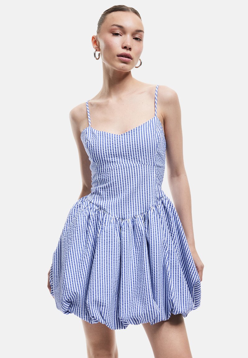Blau-weißer gestreifter Minikleid mit tailliertem Oberteil, Spaghettiträgern und einem ausgestellt, gerafften Rock. Baumwollstoff mit glatter Textur.