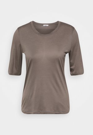 T-shirt manches courtes couleur taupe à col rond avec tissu lisse et design simple sur fond blanc.