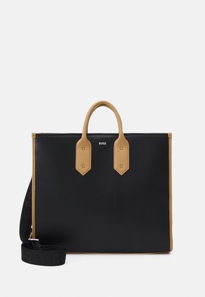 Borsa tote rettangolare nera con manici e rifiniture color cuoio, piccolo logo "BOSS" sul davanti e tracolla nera removibile con marchio in rilievo.
