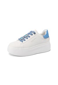 Scarpe da ginnastica bianche con finitura in pelle liscia, dettagli blu sul tallone e lacci decorativi blu con dettagli simili a gemme.
