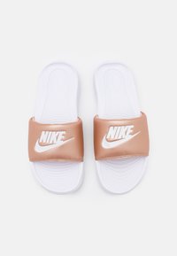 Nike Sportswear VICTORI ONE SLIDE - Mules - metallic red bronze/white