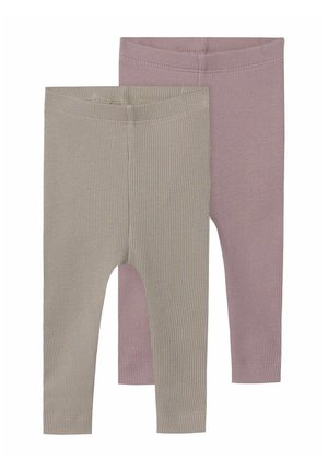 Zwei Paar gerippte Leggings. Eine in Hellgrau und die andere in Sanftrosa. Beide haben ein tailliertes Design und elastische Taillenbünde.