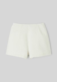 Shorts blancs en tissu tissé avec un motif texturé, présentant une coupe décontractée, des plis fronçés à l'avant et une ceinture lisse. Pas de fermetures visibles.