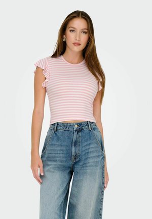 Maglietta a strisce rosa e bianca con maniche a campana arricciate, abbinata a jeans a gamba larga in denim blu chiaro a vita alta.