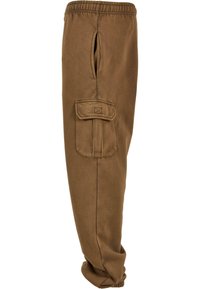 Brune cargo bukser med elastisk talje, sidelommer og en klaffelomme p�å låret. Materialet ser blødt ud med en let struktureret overflade.