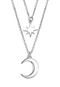 Collier en argent superposé avec un pendentif en forme de croissant de lune et d'étoile. La chaîne est délicate avec des finitions polies.