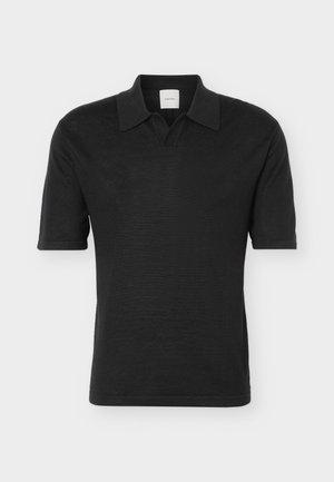 Schwarzes kurzärmeliges Polohemd mit Kragen und offenem Schlitz, aus einfarbigem Strickstoff, vor weißem Hintergrund dargestellt.