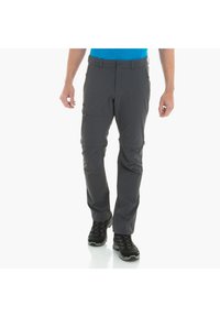 Pantalones exteriores grises fabricados con material ligero, con bolsillos con cremallera y un diseño de pierna recta, combinados con botas de senderismo negras.