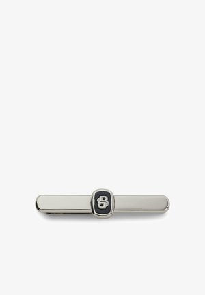 Srebrna metalowa spinka do krawata z czarnym środkiem, na którym znajduje się stylizowana litera „B”.