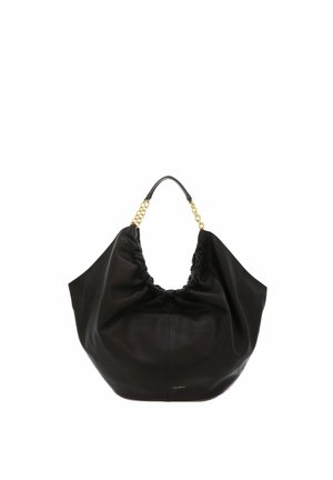 Borsa in pelle nera con parte superiore arricciata e tracolla corta con maglie dorate su sfondo bianco.