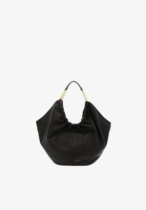 Sac à main en cuir noir avec haut froncé et sangle courte ornée de maillons de chaîne dorés sur fond blanc.