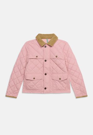 Veste matelassée rose clair avec col en velours côtelé beige, boutons sur le devant, deux poches poitrine et deux poches à rabat à la taille.