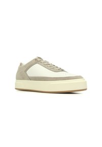 Sneaker in suede grigio chiaro con un pannello in pelle bianca, punta rotonda, suola piatta in gomma beige e sistema di allacciatura. Accenti di design minimalista.