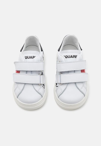 Sneaker bianche in pelle con accenti neri, due fasce in velcro, punta arrotondata, suola in gomma e testo stampato sulla parte superiore.