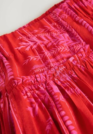 Roter Stoff mit floralem Muster in Rosatönen, ausgestattet mit gerafftem Gummi in der Taille und einer weichen, strukturierten Oberfläche.