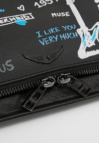 Pochette in ecopelle nera con texture, caratterizzata da vivaci grafiche colorate, una chiusura con doppia cerniera e un logo a ali impresso.