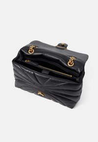 Zwarte leren tas met een gewatteerd ontwerp, goudkleurige hardware en een bovenklep. Het interieur heeft een ritsvak en een toegankelijke ruimte voor eigendommen.