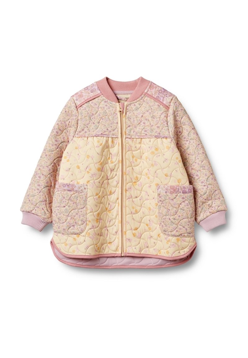Quiltad bomberjacka i pastellgul och rosa, med blommönster, ribbade muddar och krage, en framdragkedja och två sidofickor.