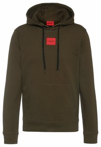 Olivově zelená mikina s kapucí s klokaní kapsou vpředu, nastavitelnými černými šňůrkami a červenou čtvercovou nášivkou s logem 'HUGO'. Hladká textura.