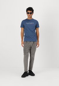 Tommy Hilfiger NEW YORK TEE - Triko s potiskem - aegean sea