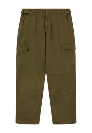 Pantalones cargo verde oliva con correas laterales ajustables, bolsillos con solapa en los muslos y costuras reforzadas en las rodillas y la parte baja de las piernas.