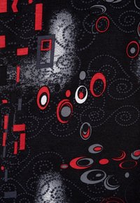 Tissu noir avec un motif tourbillonnant comprenant des cercles rouges, blancs et gris, ainsi que des formes géométriques rouges et grises. Texture douce.