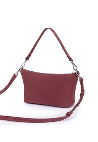 Kleine mauve Tasche mit strukturiertem Oberflächen, silbernem Reißverschluss und zwei abnehmbaren Schulterriemen, einem kurzen und einem langen verstellbaren.