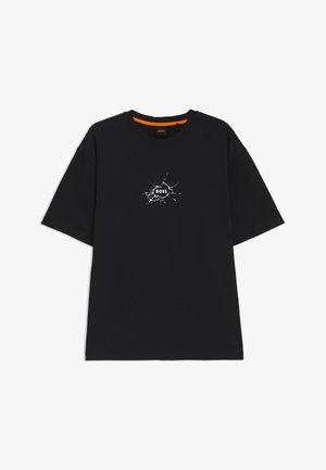 Maglietta nera a maniche corte con collo tondo e una grafica bianca centrale che ricorda una crepa, con la scritta "BOSS".