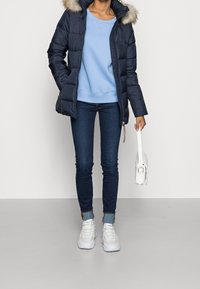 Tommy Hilfiger Abrigo de plumas - blue