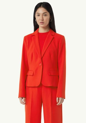 Roter maßgeschneiderter Blazer in einfarbigem Design, mit einem Ein-Knopfschluss, Reverskragen und zwei Fronttaschen. Glattes Material und strukturierter Schnitt.