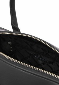 Borsa a tracolla nera in pelle con zip argentata, che mostra l'interno foderato in tessuto nero con il logo Armani Exchange e una tasca interna con zip.