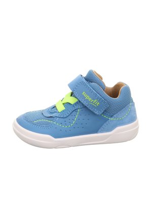 Blauwe kindersneaker met neon groene veters, klittenbandsluiting met het label "superfit", geperforeerde zijkanten en een witte zool tegen een witte achtergrond.