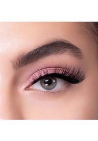 Nahaufnahme eines Auges mit langen, schwarzen Wimpern, sanftem rosa Lidschatten und einer grauen Iris, umrahmt von gut gepflegten Augenbrauen und glatter Haut.