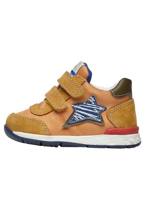 Sneaker arancione e beige con un accento a forma di stella blu, due strap in velcro e una tomaia in tessuto testurizzato con suola di gomma.