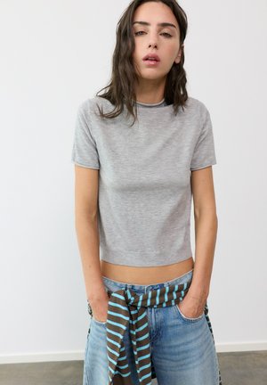 PULL&BEAR FITTED SHORT SLEEVE ROUND NECK FINE-KNIT - JUMPER - T-shirt basic - grey