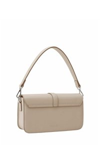 Sac à main en cuir beige avec une poignée unique, forme rectangulaire, fermeture à rabat et accents en métal argenté. Texture lisse, design minimaliste.