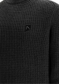 Dunkler Strickpullover mit strukturiertem Muster, rundem Ausschnitt und einem kleinen schwarzen Etikett mit weißem Emblem auf der Vorderseite.