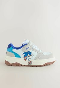 Sneaker azzurro chiaro con dettagli grigi, caratterizzato da una grafica di un personaggio dei cartoni. Suola intermedia bianca e suola in gomma marrone. Fascia in velcro e lacci.
