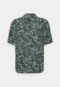 Camicia a maniche corte in tessuto verde scuro con un motivo floreale blu. Chiusura davanti con bottoni, colletto, vestibilità morbida e texture liscia.