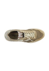 Scarpa sportiva beige con tomaia in rete e scamosciata, dettagli bianchi, lacci piatti e suola testurizzata. Il logo del brand sulla linguetta riporta "victoria 1985."