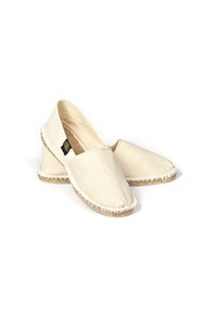 Espadrilles en toile crème avec un bout rond, semelle en jute, et coutures blanches contrastantes tout au long du bord. Pas de marque visible, sauf une étiquette.