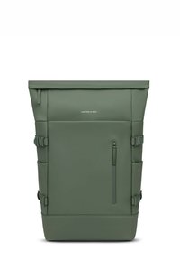 Grüner wasserdichter Rucksack mit Rolltop-Verschluss, vorderer Reißverschlusstasche, seitlichen Trägern und glatter Oberfläche. Mit Logo auf der Vorderseite.