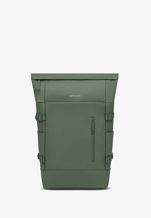 Grüner wasserdichter Rucksack mit Rolltop-Verschluss, vorderer Reißverschlusstasche, seitlichen Trägern und glatter Oberfläche. Mit Logo auf der Vorderseite.