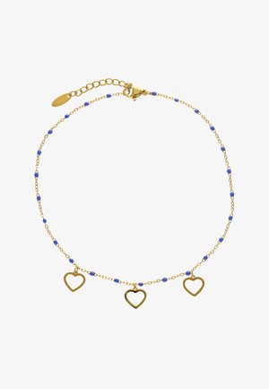 Delicata collana a catena d'oro con piccole perline blu distribuite uniformemente e tre ciondoli dorati a forma di cuore, fissata con una chiusura a moschettone.