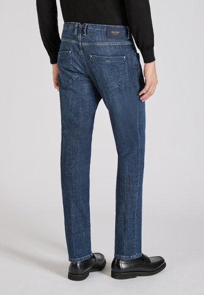 Granatowe dżinsy o prostym kroju, z tylnymi kieszeniami i subtelną fakturą. W pasie znajduje się metka z logo marki.